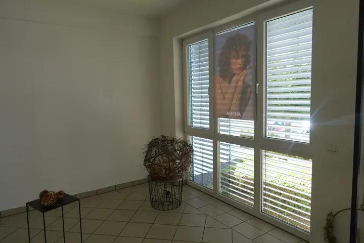Nebenraum in modern eingerichtetem Friseursalon für selbständige Tätigkeit in Sinsheim, Foto 3 von 9
