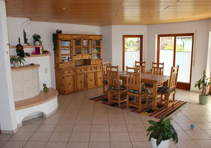 Exklusive 4,5-Zimmerwohnung über 2 Ebenen mit 2 Terrassen, Garten, Garage und 2 Stellplätzen in Adersbach, Sinsheim, Foto 3 von 25