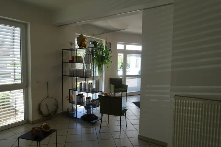 Nebenraum in modern eingerichtetem Friseursalon für selbständige Tätigkeit in Sinsheim, Foto 6 von 9