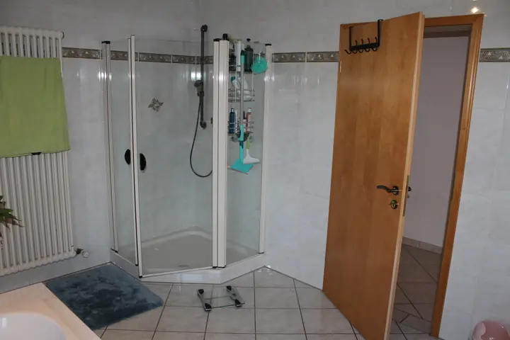 Exklusive 4,5-Zimmerwohnung über 2 Ebenen mit 2 Terrassen, Garten, Garage und 2 Stellplätzen in Adersbach, Sinsheim, Foto 12 von 25
