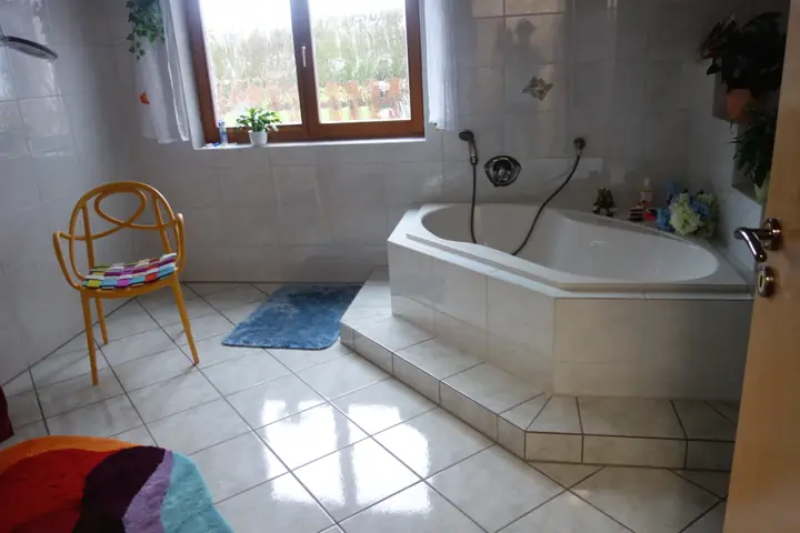 Exklusive 4,5-Zimmerwohnung über 2 Ebenen mit 2 Terrassen, Garten, Garage und 2 Stellplätzen in Adersbach, Sinsheim, Foto 10 von 25