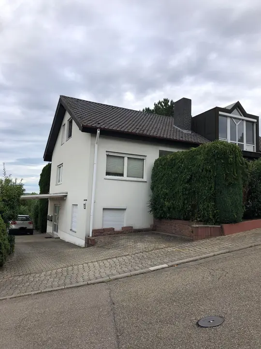 Gemütliche 3-Zimmer-Dachgeschosswohnung mit großer Dachterrasse und Garten in Dühren, Sinsheim