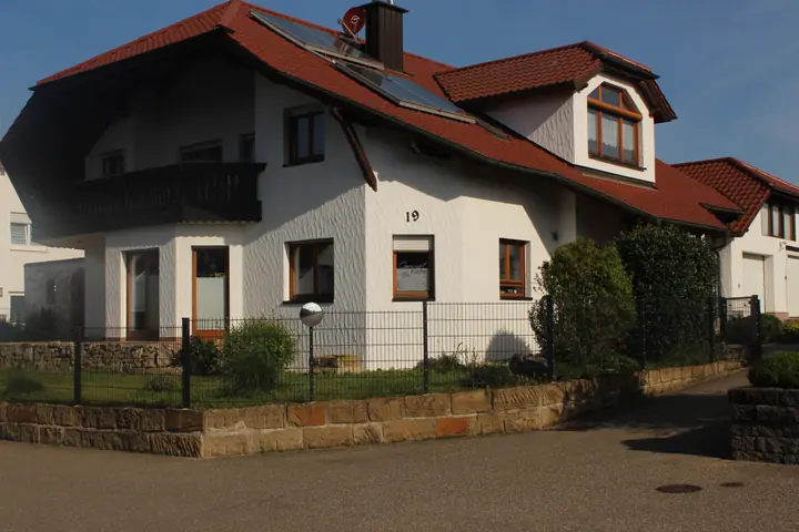 Exklusive 4,5-Zimmerwohnung über 2 Ebenen mit 2 Terrassen, Garten, Garage und 2 Stellplätzen in Adersbach, Sinsheim