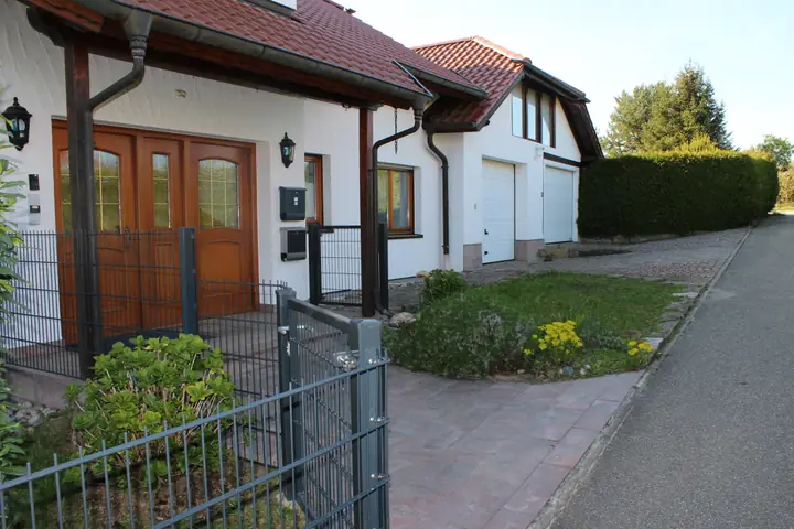 Exklusive 4,5-Zimmerwohnung über 2 Ebenen mit 2 Terrassen, Garten, Garage und 2 Stellplätzen in Adersbach, Sinsheim, Foto 2 von 25