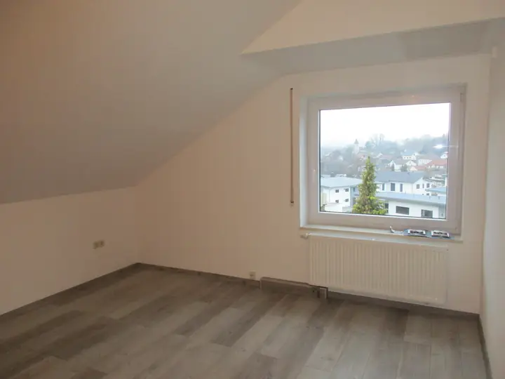 Gemütliche 3-Zimmer-Dachgeschosswohnung mit großer Dachterrasse und Garten in Dühren, Sinsheim, Foto 5 von 12